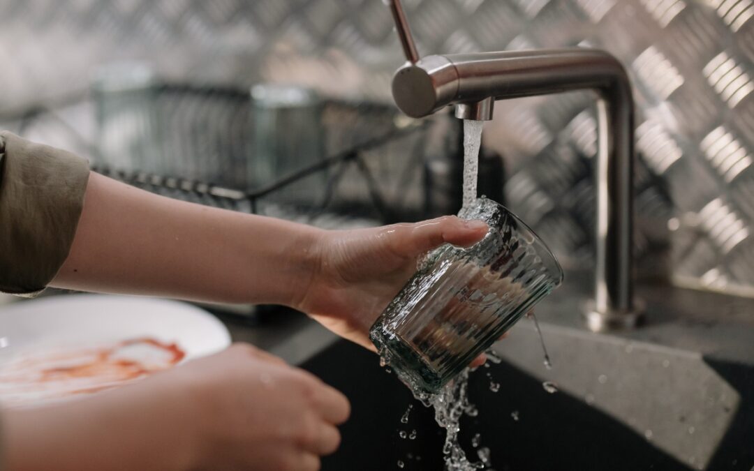 Usar racionalmente el agua y evitar envases desechables: los principales hábitos que los chilenos estarían dispuestos a hacer en su cocina para enfrentar al cambio climático