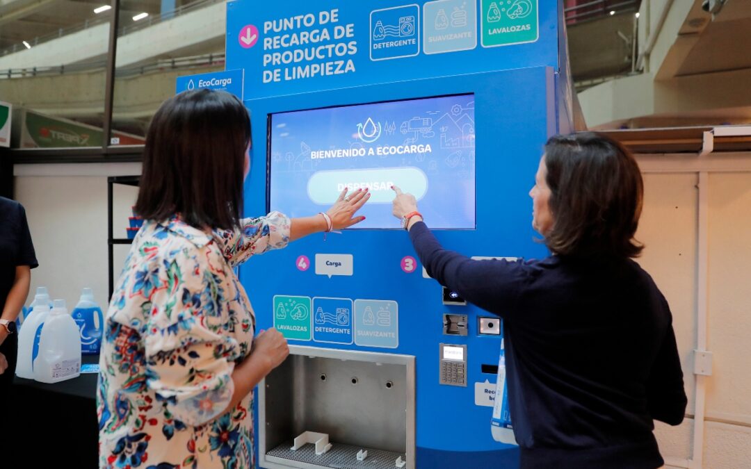 EcoCarga estrena su primera máquina de auto atención para la recarga de detergente, suavizante y lavaloza en Parque Arauco Kennedy