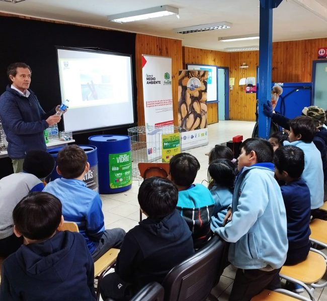 Instalan punto verde en Escuela Rural Aucar con el objetivo de fomentar el reciclaje en la comunidad educativa